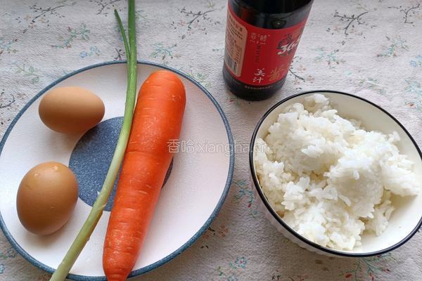 酱油炒饭的做法图解1