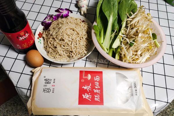 香畴美汁酱油炒面的做法图解1