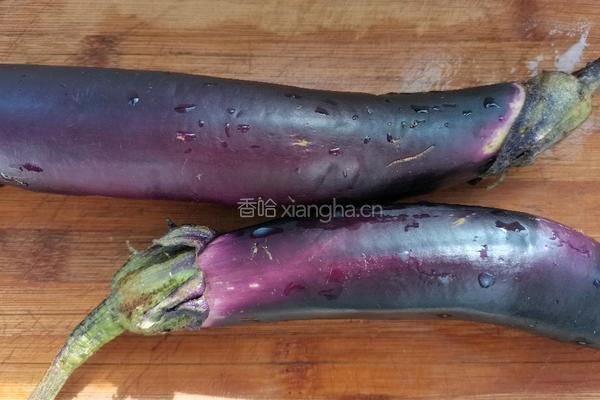 核桃泥炒茄丁的做法图解2