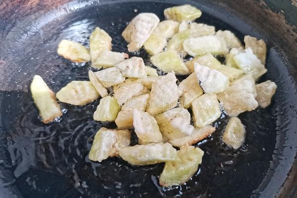 核桃泥炒茄丁的做法图解12