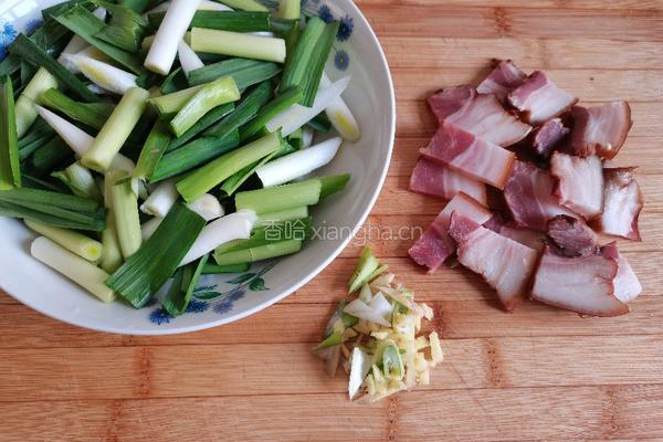 青蒜炒腊肉的做法图解2