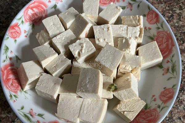 香椿拌豆腐的做法图解3