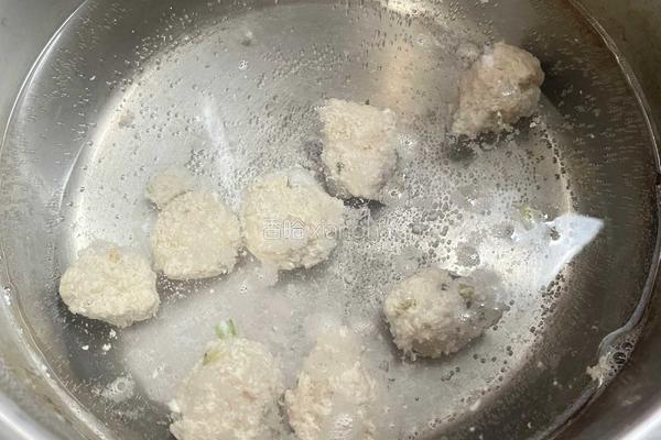 菠菜猪肉丸子汤的做法图解2