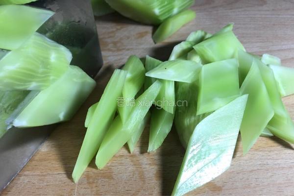 干锅莴笋片的做法图解1