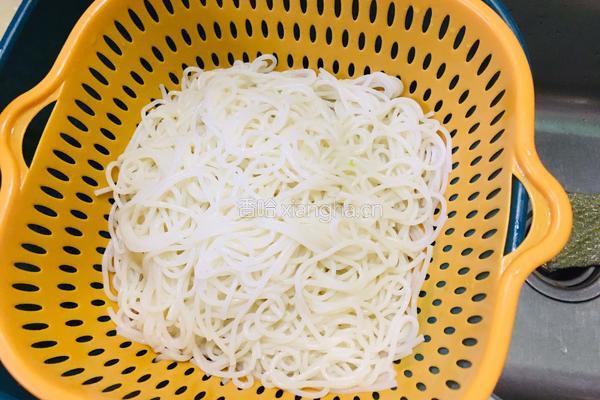 红烧排骨拌粉的做法图解2