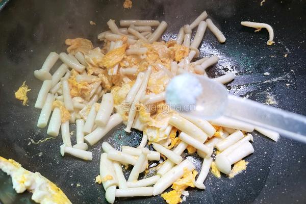 海鲜菇炒鸡蛋的做法图解8