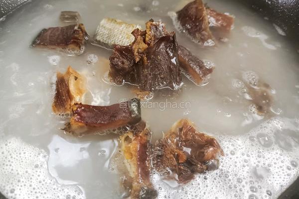 腊肉烧腊鱼的做法图解3