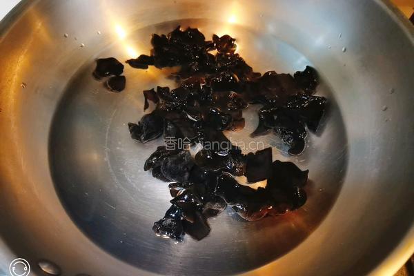 凉拌木耳（奥莱奥特级初榨橄榄油）的做法图解3