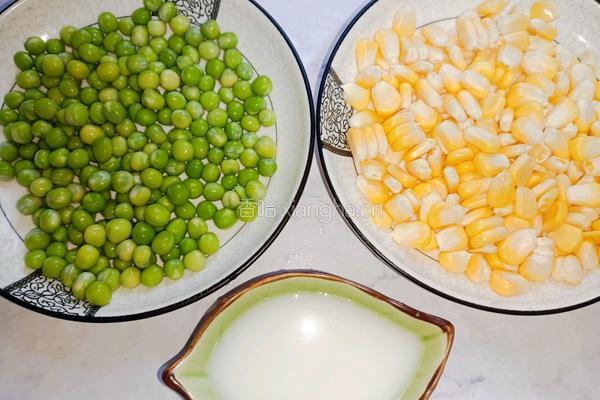青豆玉米炒火腿的做法图解2