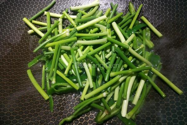 蒜苗卤牛肉的做法图解5