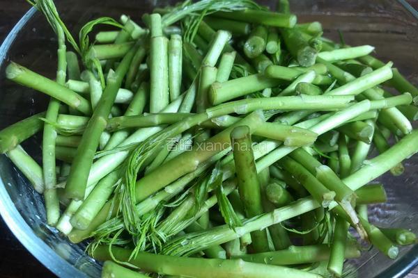 腊肉炒藜蒿的做法图解2
