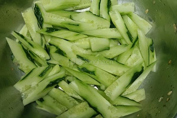 小时候蒜泥黄瓜的做法图解1