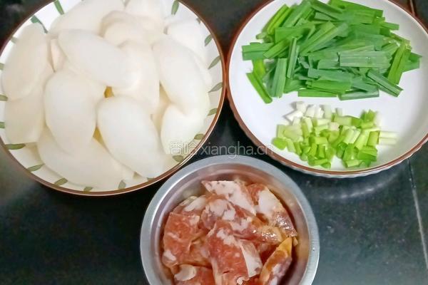腊肠炒棒菜头的做法图解1