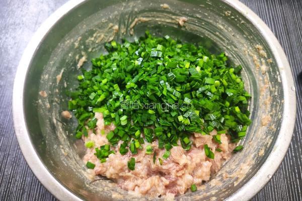 韭菜猪肉馅锅贴的做法图解2