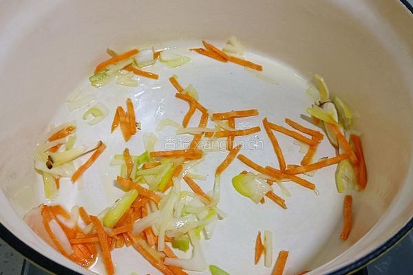 香菇鸡肉粥的做法图解2