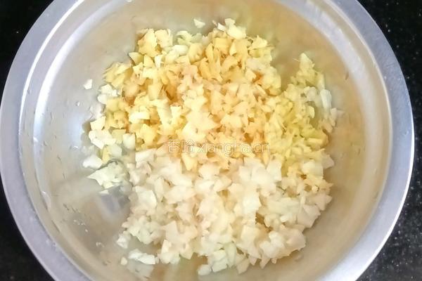 香菇蒸鸡翅的做法图解3