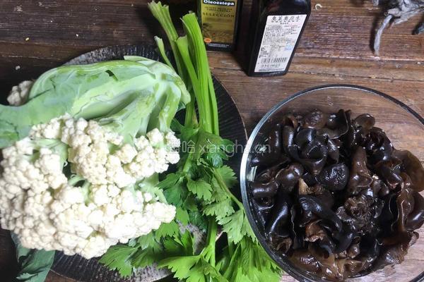 木耳炒花菜的做法图解1