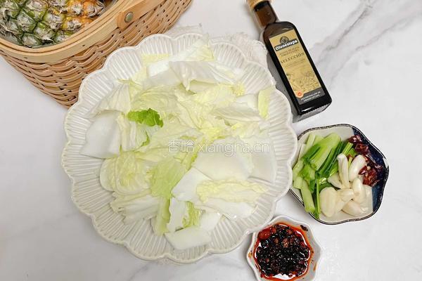 酸辣白菜的做法图解1