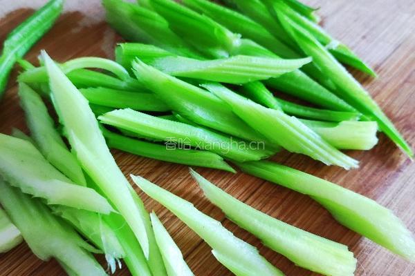 香煎芹菜核桃仁的做法图解2
