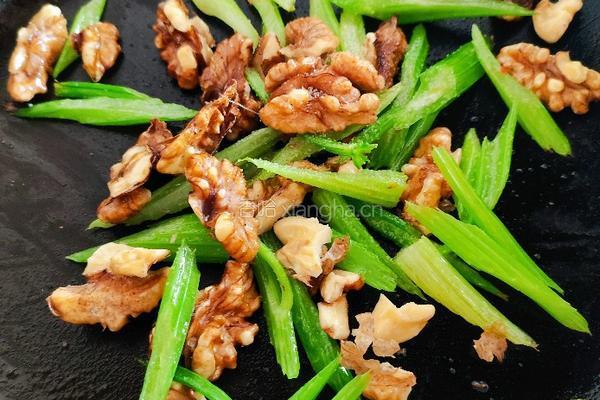 香煎芹菜核桃仁的做法图解6