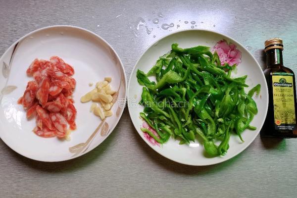 青泡椒炒腊肠的做法图解2