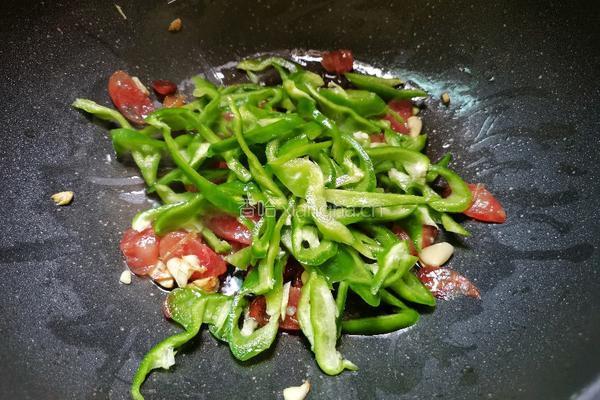 青泡椒炒腊肠的做法图解6