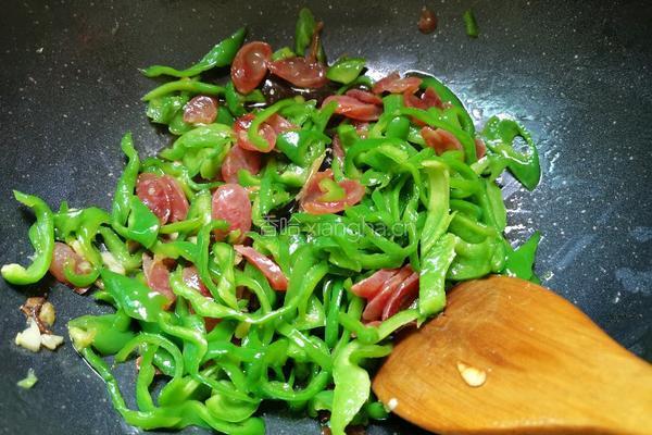 青泡椒炒腊肠的做法图解9