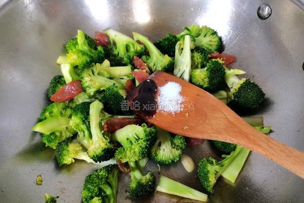 腊肠炒西兰花的做法图解7