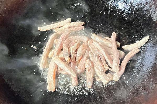 【春季养生菜】春笋白灼肉丝的做法图解4