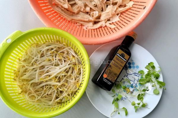 油醋汁拌豆芽腐竹的做法图解1