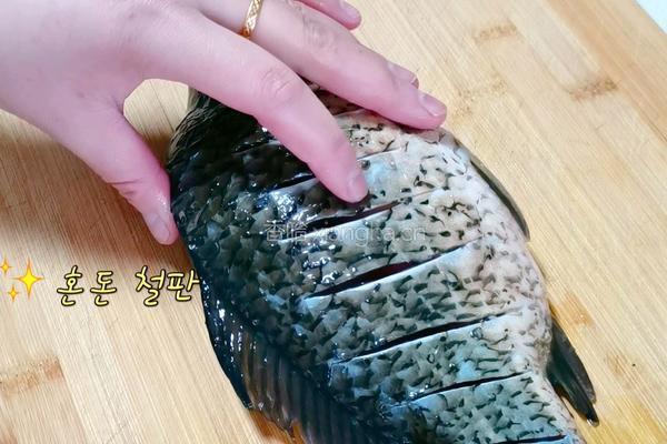 家庭版红烧鲫鱼的做法图解1