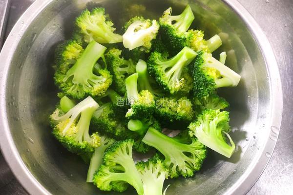 捞汁西兰花的做法图解4