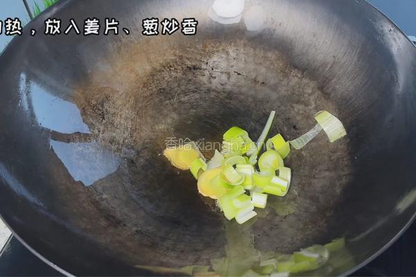 香菇焖鸡的做法图解1
