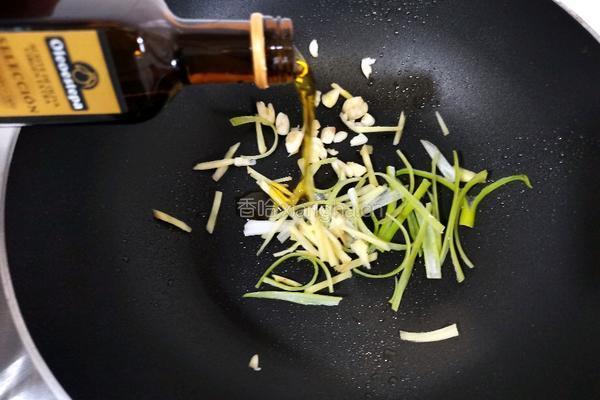 橄榄油香菇炒肉片的做法图解4