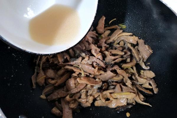 橄榄油香菇炒肉片的做法图解8