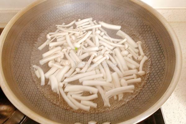 白玉菇炒油菜的做法图解2