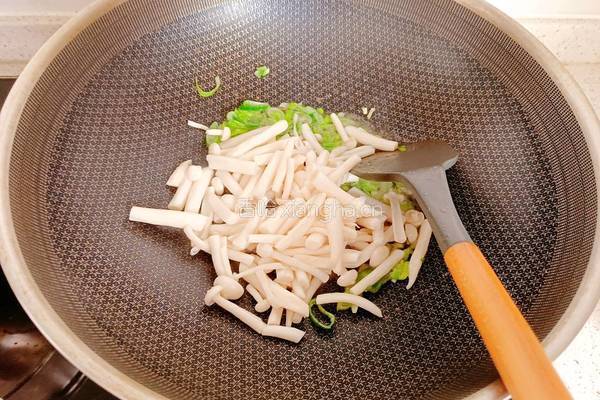 白玉菇炒油菜的做法图解8