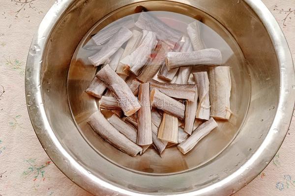 白菜炖鳗鱼干的做法图解2