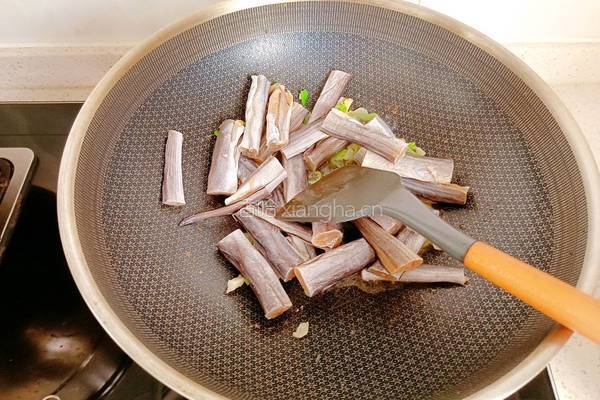 白菜炖鳗鱼干的做法图解10