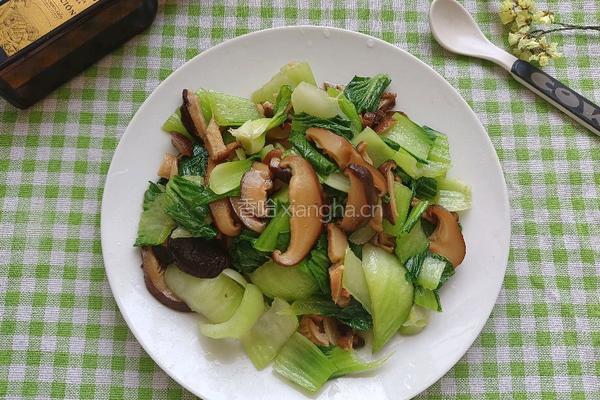 橄榄油香菇油菜的做法图解1