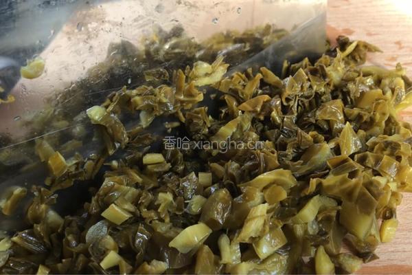 酸菜炒鱼籽的做法图解3