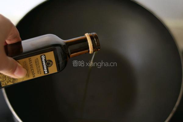 春日一口鲜香椿豆瓣酱炒鸡蛋的做法图解5