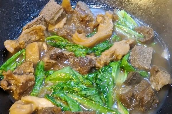 牛腩捞米粉的做法图解1