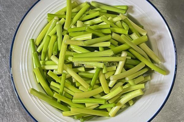 【春季养生菜】蒜苔小炒肉的做法图解1