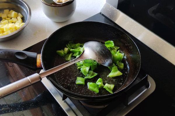 青椒土豆炒鸡丁的做法图解9