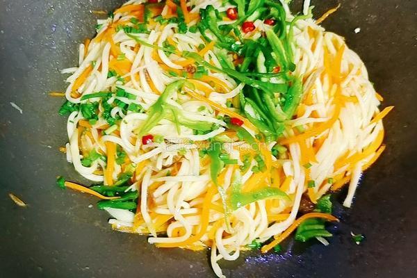 茭白胡萝卜丝炒肉丝的做法图解5