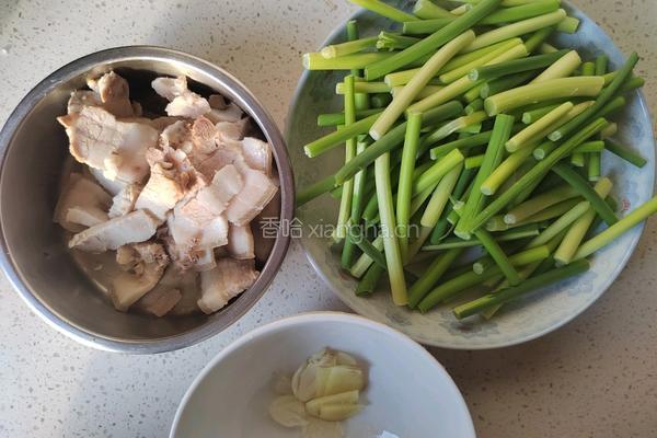 蒜苗回锅肉的做法图解1
