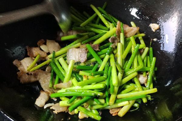 蒜苗回锅肉的做法图解4