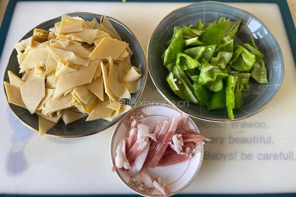 尖椒干豆腐的做法图解1