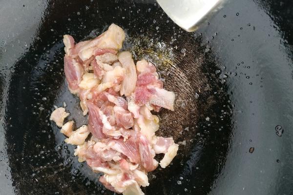 白菜炖土豆的做法图解1